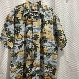 Men’s extra large Hawaiian floral print button up shirt.